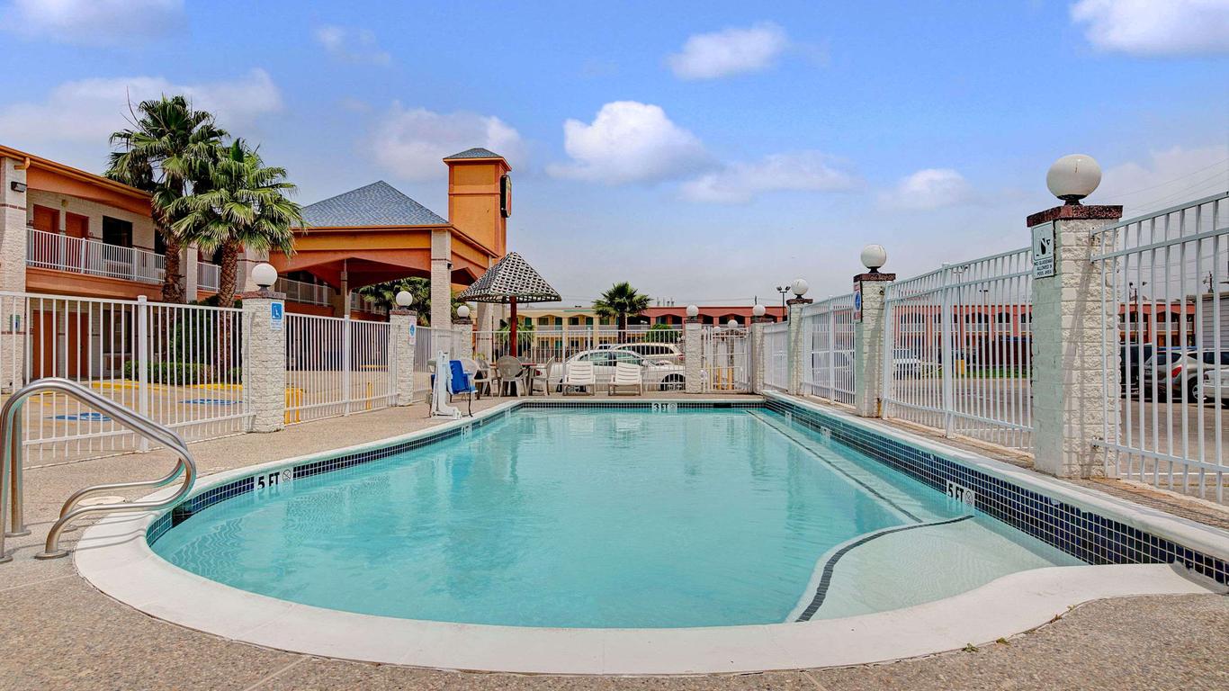 Super 8 by Wyndham Galveston