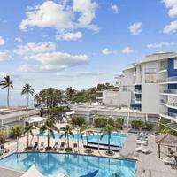 Hamptons Meets Hervey Bay In Upmarket Resort - Ocean Views